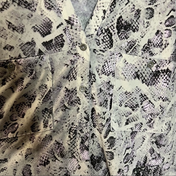 Ellen Tracy Button Tab Printed Blouse Soft Desert Mauve Size Medium NWT - Picture 6 of 13